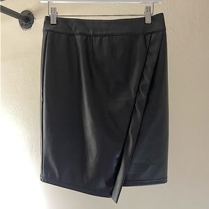 SLIT MINI SKIRT BLACK